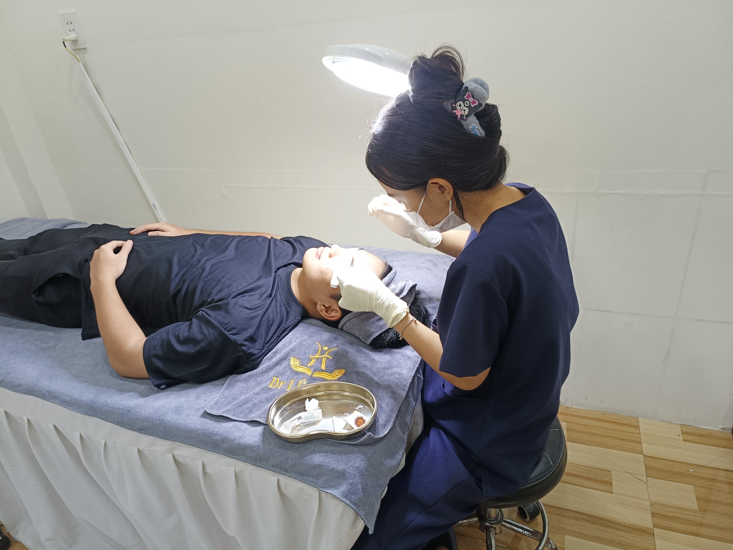 Cách trang điểm cho da mụn - Phòng khám Da liễu Dr Lê Hiệu Vsip 1 Bình Dương
