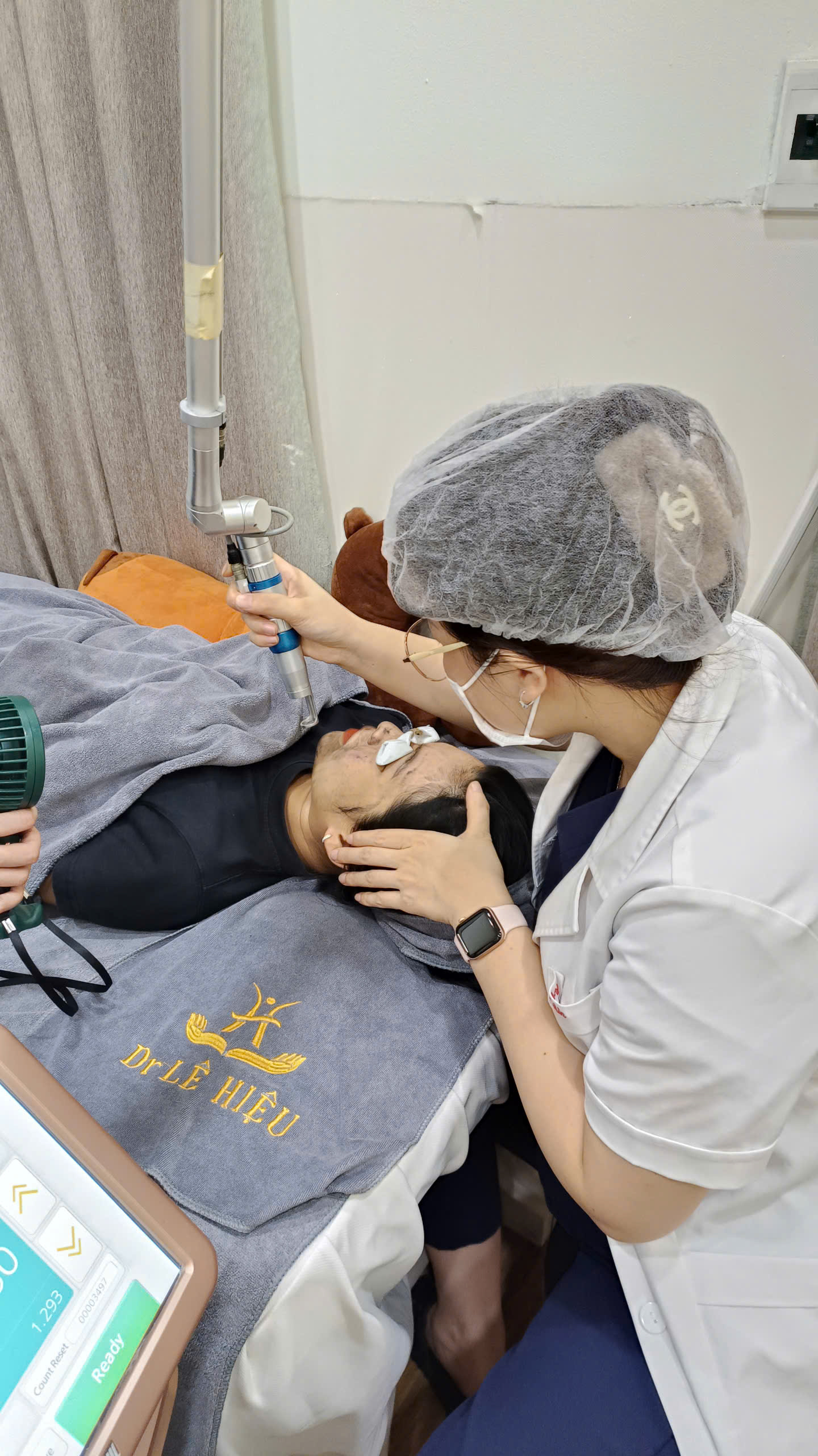 Laser Helios 3: Giải pháp điều trị mụn và thâm mụn hiệu quả Dr Lê Hiệu Bình Dương